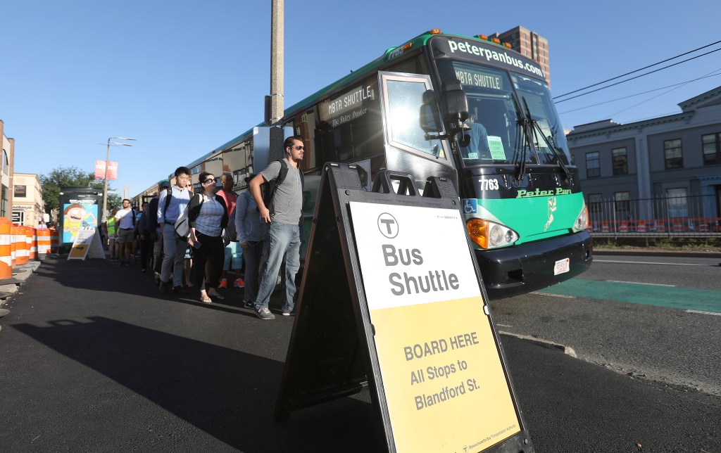 Redadas en autobuses: Greyhound dice que no, pero Peter Pan sí