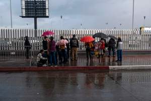 EE.UU. y México acuerdan restringir viajes no esenciales por frontera