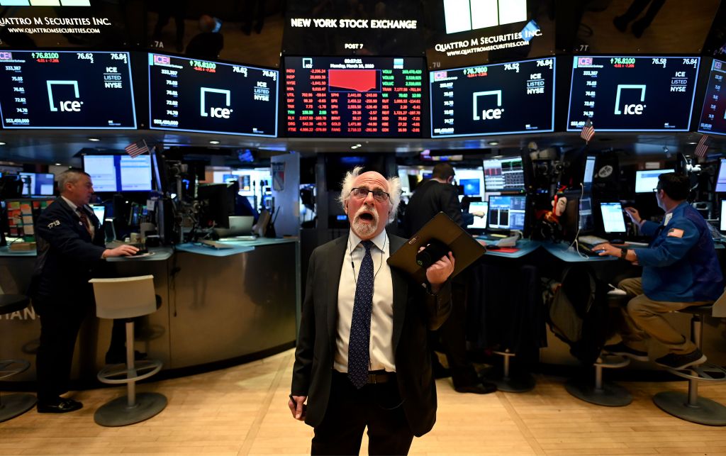 Cae Wall Street después que Trump dice coronavirus podría durar meses